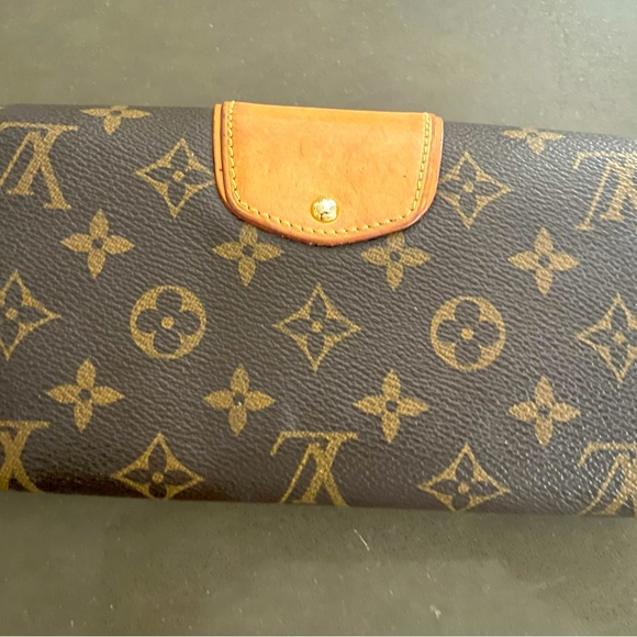 Authentic Louis Vuitton wallet. Only used a handful of times - Picture 2 of 6